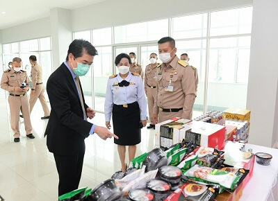 The Royal Navy and CP Foods deliver food from the heart for people in Thonburi side The Royal Navy and CP Foods deliver food from the heart for people in Thonburi side